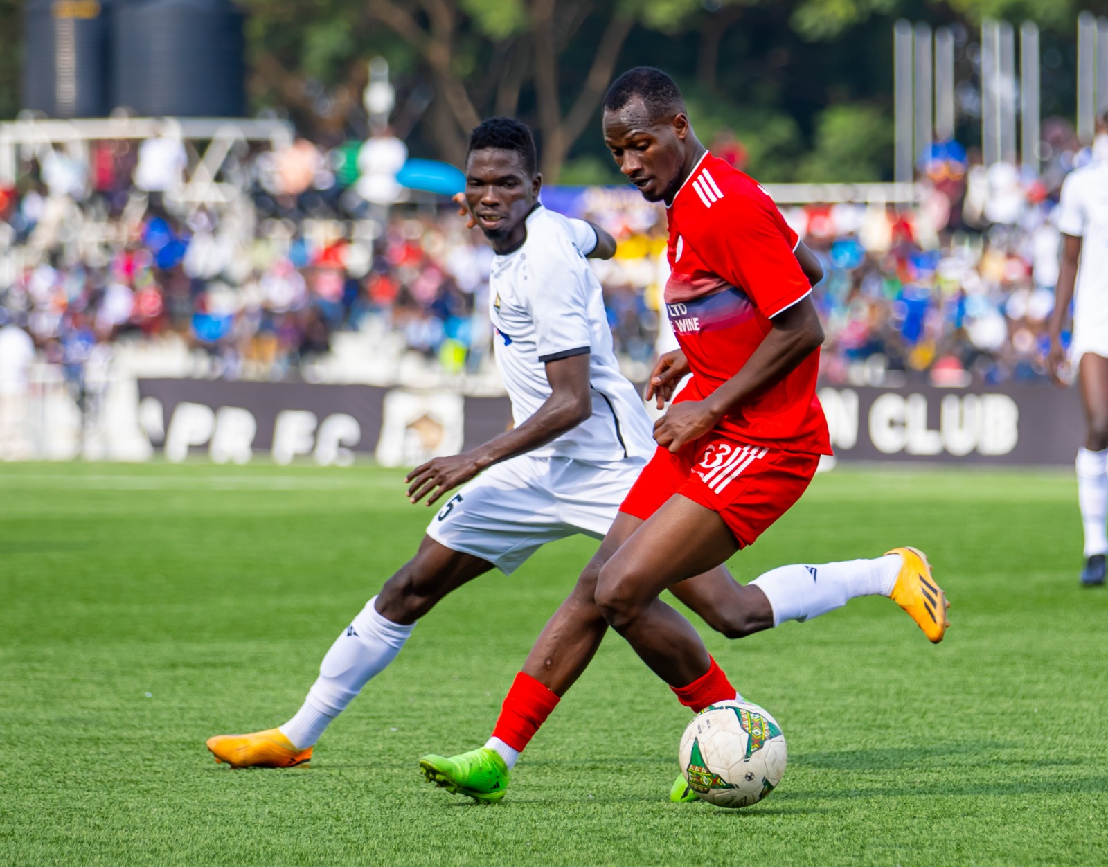 Kwizera Tresor wa Musanze ubwo yari ahanganye na Soulei Sanda wa APR FC