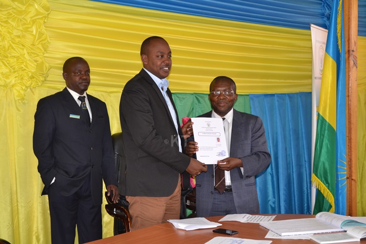 Kyalondawa ahabwa n'umuyobozi w'akarere ka Nyanza Murenzi Abdallah icyemezo cy'ubweneguhugu bw'u Rwanda.