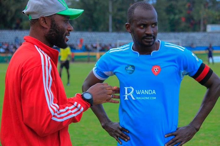 Kyambadde Fred yarimo aganira na Saidi Abed Makasi (Ifoto: Rwanda Magazine)