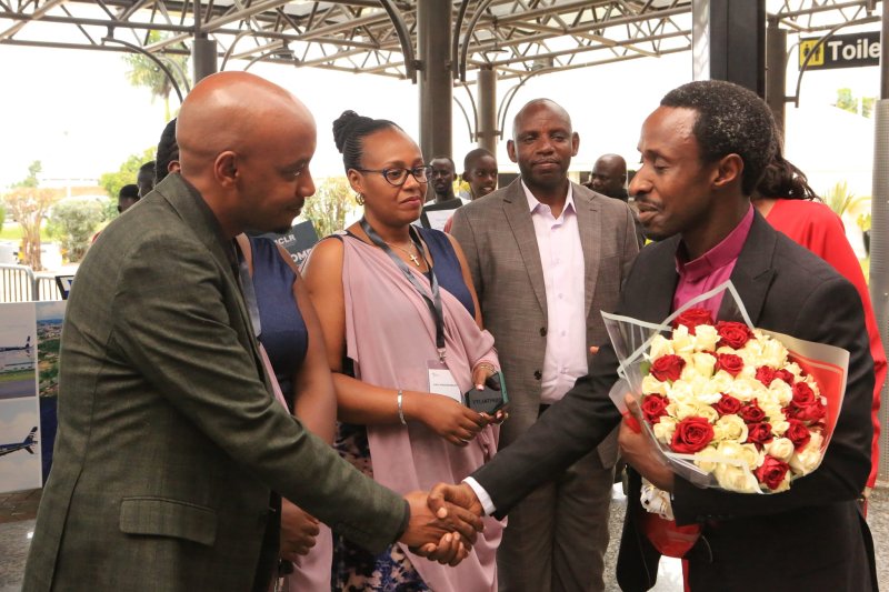 Bishop Lamech Natukwatsa wo muri Uganda (ufite indabo) ni umwe mu batumiwe muri iki giterane