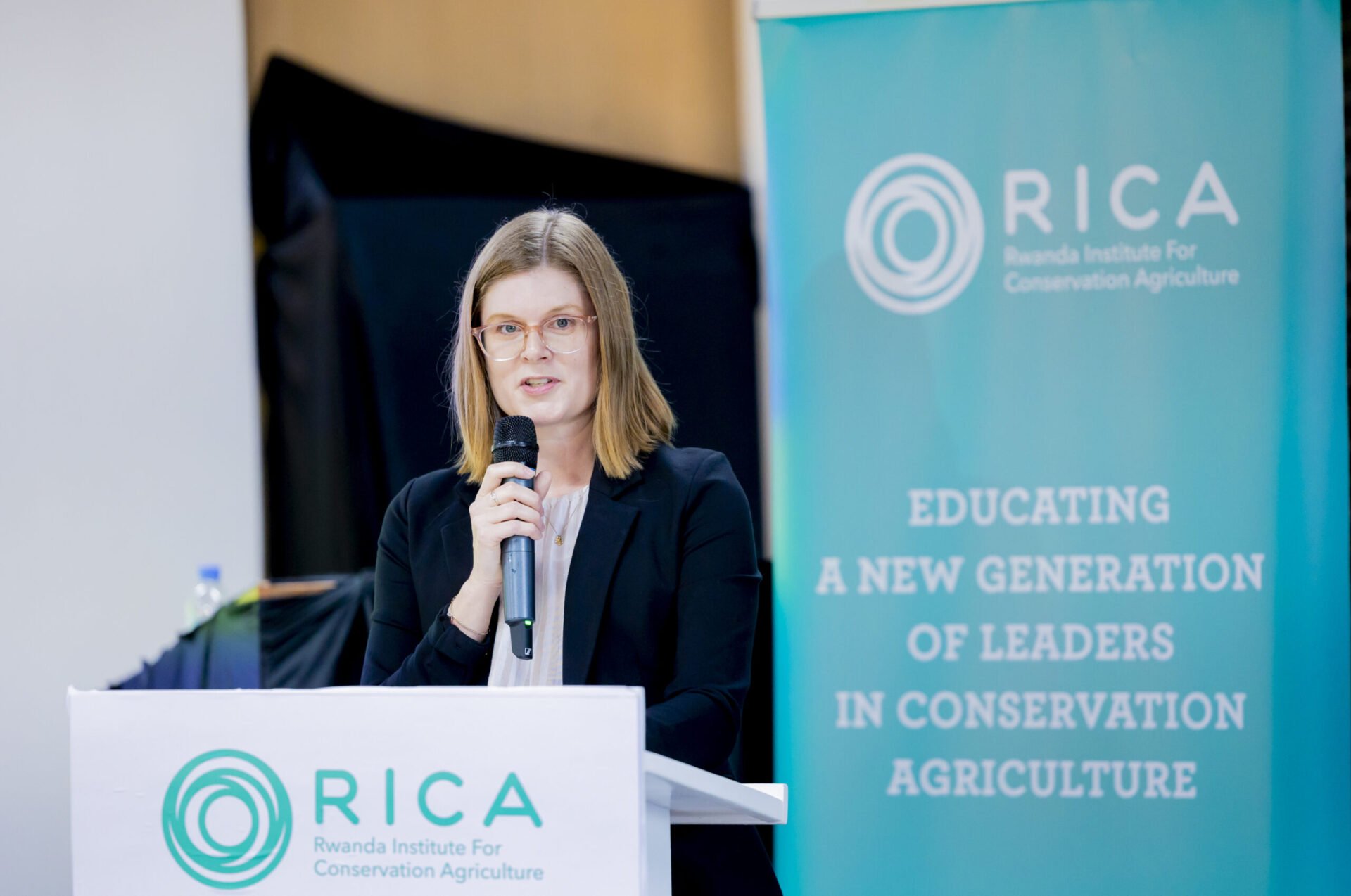 Laura Vandergriendt, ukuriye ibijyanye no gutera inkunga muri MCC Canada