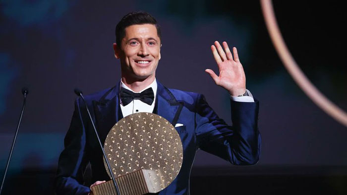 Robert Lewandowski yahawe igihembo cya rutahizamu w'umwaka, igihembo gishya cyatanzwe bwa mbere
