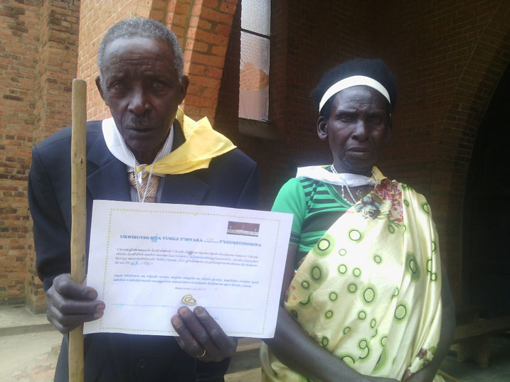 Leonidas Ntawumuvurira na Leocadie Mukarugina bongeye kuvugurura amasezerano nyuma y'imyaka 50 babana nk'uburyo bwo gukomeza umubano wabo.