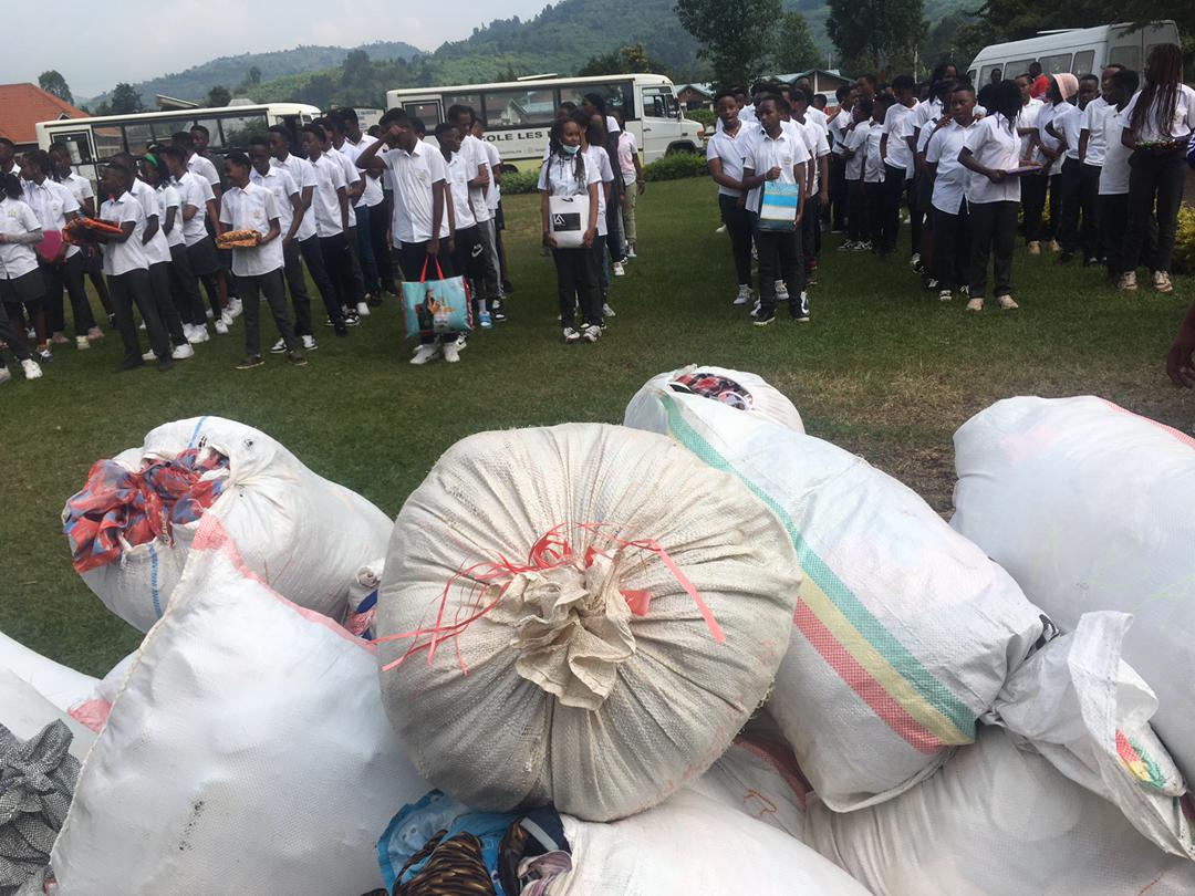 Abanyeshuri ba Les Poussins bari bitwaje inkunga zitandukanye