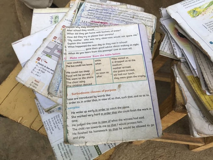 Leta ivuga ko ishora amafaranga menshi mu kugura ibitabo by'imfashanyigisho, ababyangiza bakaba bahombya igihugu