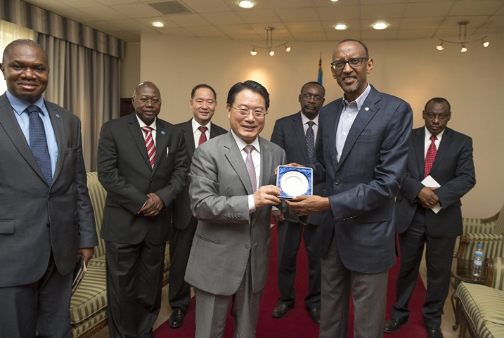 Li Yong washimye imiyoborere myiza mu Rwanda ahereza impano Perezida Paul Kagame.