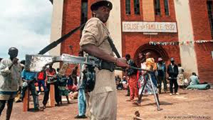 Iyi foto nubwo itagaragara neza, igaragaza inkotanyi zijya kurokora abatutsi bari barahungiye interahamwe kuri Sainte Famille.