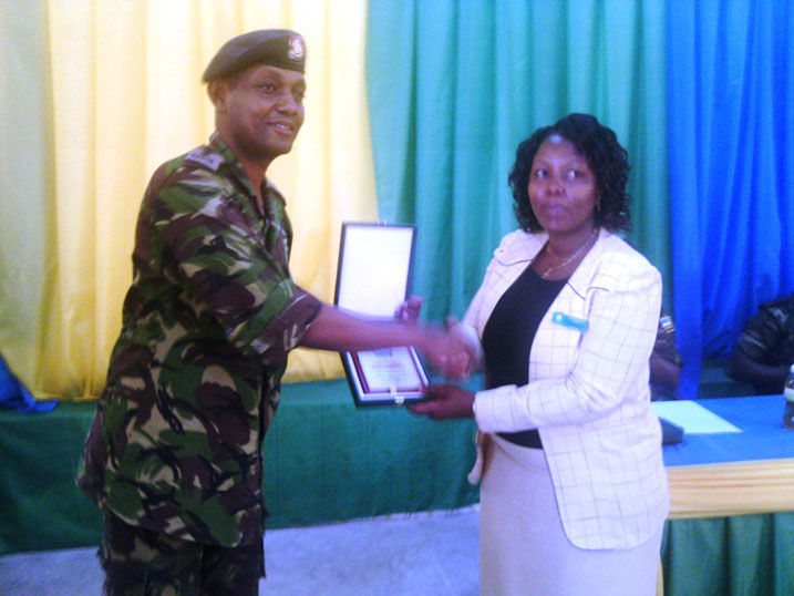 Lt. Col Mocuru aha impano Umuyobozi w'Akarere ka Muhanga.