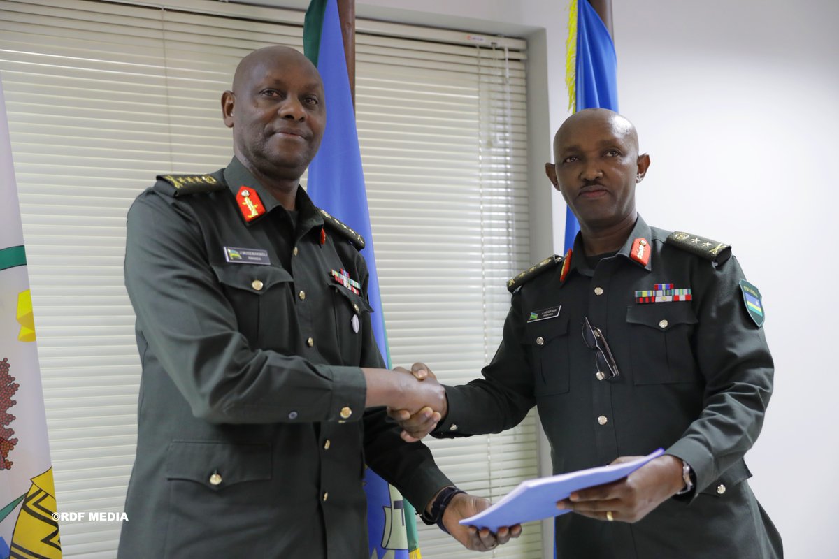 Lieutenant General Jacques Musemakweli (ibumoso) yagizwe Umugaba Mukuru w'Inkeragutabara asimbura Major General Aloys Muganga