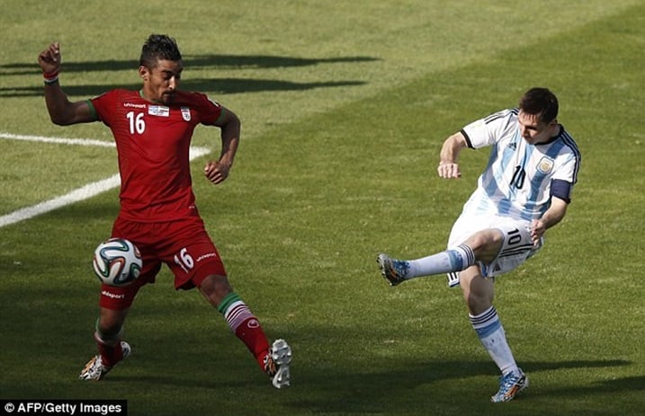 Lionel Messi akinisha ukuguru kw'imoso.