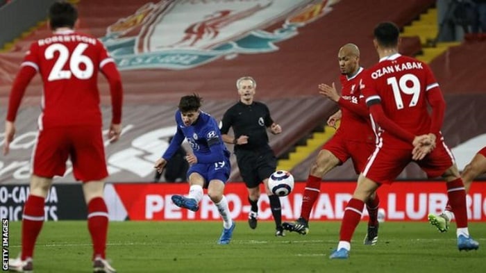 Rutahizamu wa Chelsea Mason Mount (wambaye ubururu) amaze gutsinda ibitego bitatu mu mikino umunani