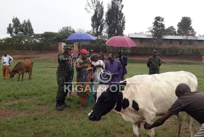 Lt Col Frank Mutembe agabira inka abaturage batishoboye 