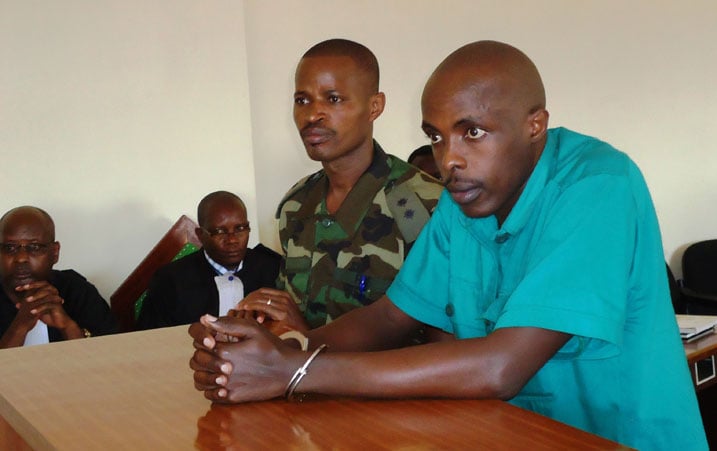 Lt Joel Mutabazi (wambaye imyenda ya Gisirikari) yakatiwe gufungwa burundu no kwamburwa impeta za gisirikari.