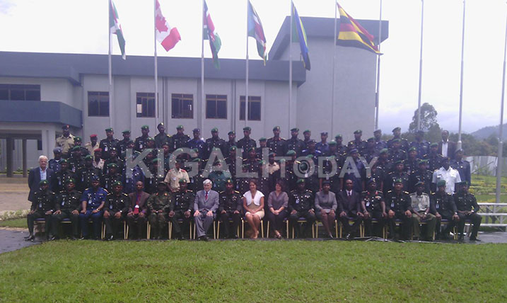 Lt. Romeo Dallaire n'abasirikari bakuru bafata ifoto y'urwibutso.