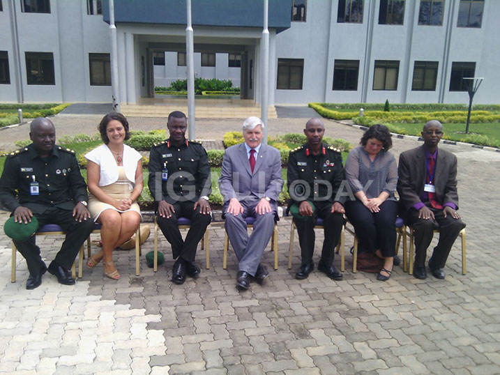 Abayobozi ba Rwanda Peace Academy, RDF/CSC na Lt. Gen. Dallaire bafata ifoto y'urwibutso.