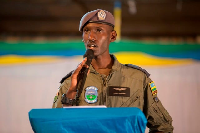 Lt. Joseph Abakunda wo mu ngabo zirwanira mu kirere yahaye aba bana ikiganiro kigamije kubashishikariza kurangwa n'imyitwarire myiza