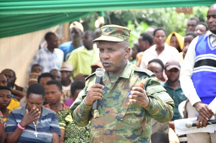 Lt Col. Joseph Ndahiro yasabye abaturage ba Karama kwirinda magendu n