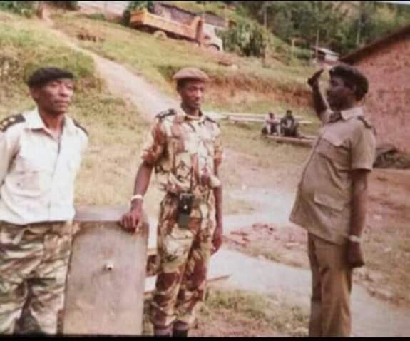 Uwo uri hagati ni Lt Gen Mubarakh Muganga, umugaba mukuru w'ingabo zirwanira ku butaka