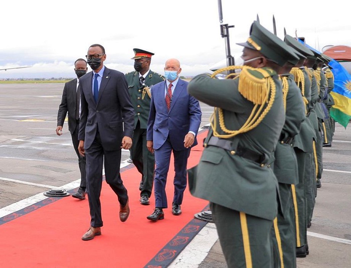 Ubwo Perezida Kagame yageraga i Luanda