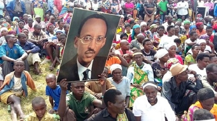 Abanyarwanda bagera kuri miliyoni enye bandikiye itegeko nshinga barisaba ko ryakuraho imbogamizi zabura Perezida Kagame gukomeza kuyobora.