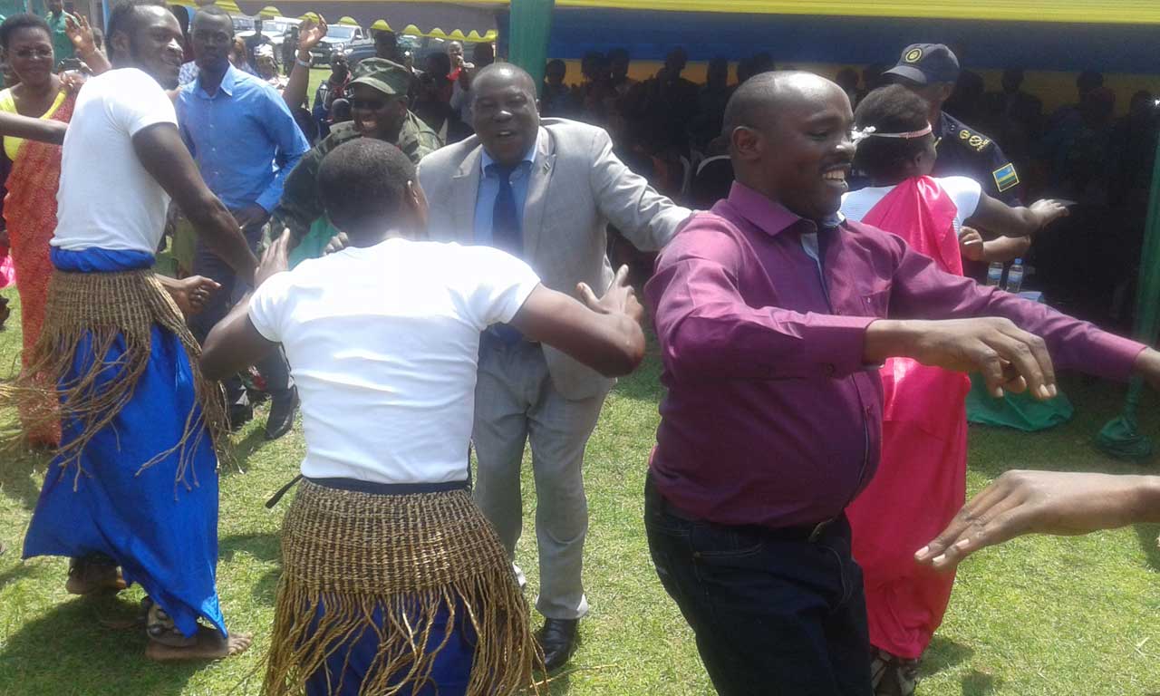 Mu muhango wo kwizihiza umunsi w'intwari, abaturage basabanye n'ubuyobozi
