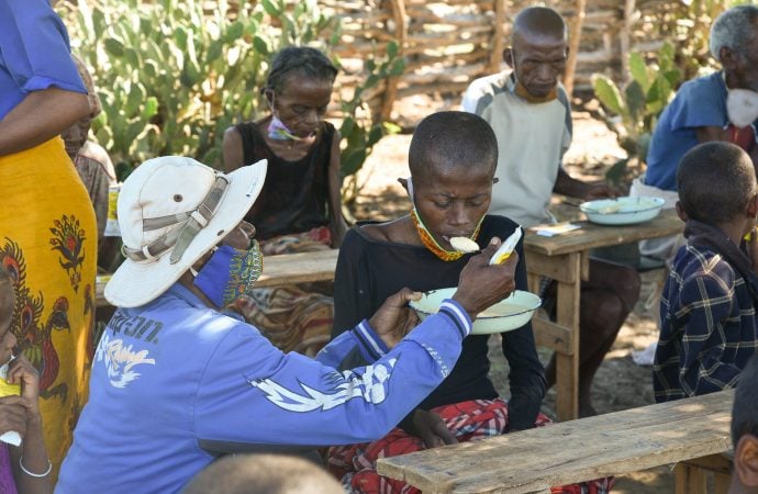 Agace ka Sinahamaro kibasiwe cyane, byaye ngombwa ko imiryango mpuzamahanga ibanza kubagemurira ibiribwa bihiye mu rwego rwo kuzanzamura abanegekaye