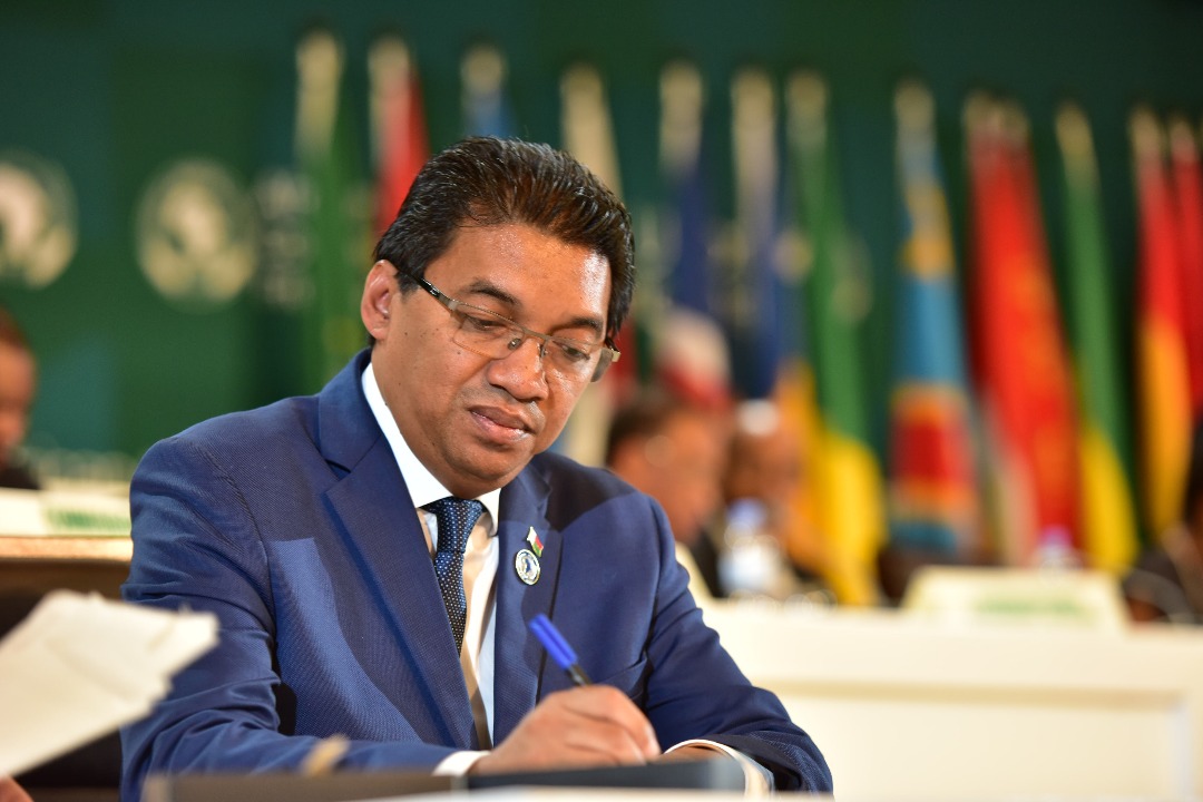 Henry Rabary Njaka, Minisitiri w'Ububanyi n'amahanga wa Madagascar asinya