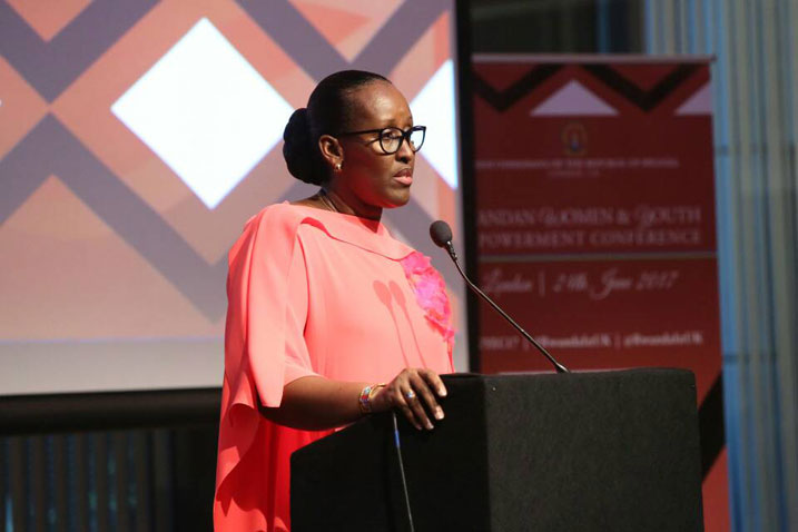 Madame Jeannette Kagame ubwo yagezaga ijambo ku bitabiriye inama yiga ku guteza imbere abagore n