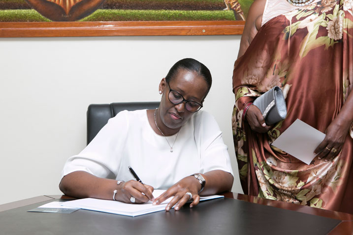 Madame Jeannette Kagame asinya mu gitabo nyuma yafunguraga ku mugaragaro ikigo cy'icyitegererezo cya "Centre of Excellence for Women Leadership".