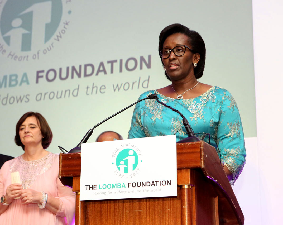 Madame Jeannette Kagame ubwo yagezaga ijambo ku bitabiriye ibirori byo kwizihiza Umunsi Mpuzamahanga wo kuzirikana abapfakazi wahujwe n'isabukuru y'imyaka 20 y'Umuryango Loomba Foundation