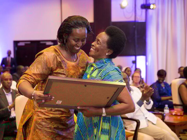 Madame Jeannette Kagame yari yitabiriye imurikwa ry'iki gitabo, yanahawe impano.