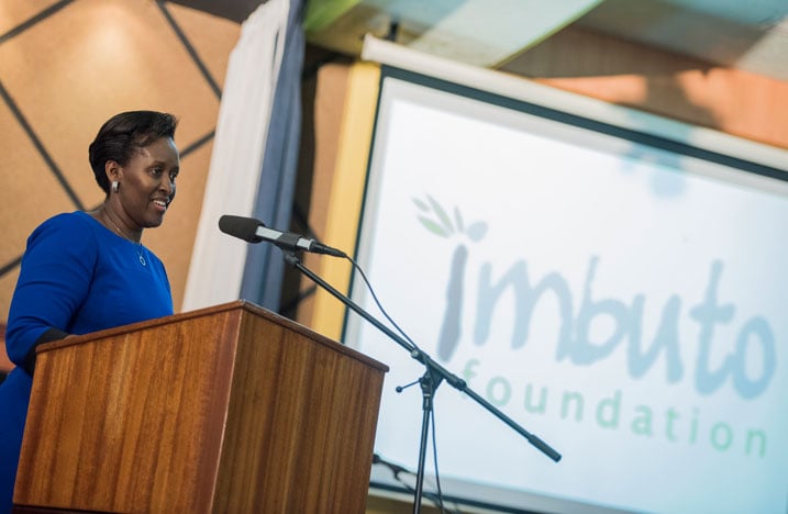 Madame Jeannette Kagame aganiriza urubyiruko rw'impuguke rw'Umuryango w'Imbuto Foundation abereye umuyobozi.