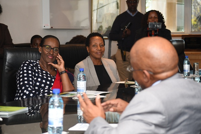 Madame Jeannette Kagame na mugenzi we basobanurirwa ibikorerwa mu kigo cya Botswana-Baylor Children