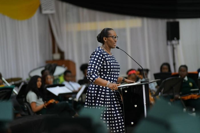 Madame Jeannette Kagame yasabye abarangije ayisumbuye muri Green Hills guharanira kuzana impinduka nziza ku isi
