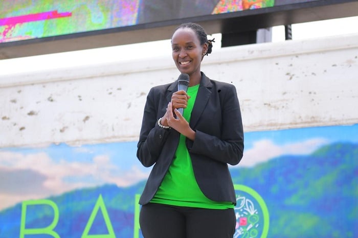Madame Kalisa Isabelle wari uhagarariye Imbuto Foundation aganiriza abatuye mu Murenge wa Kivumu