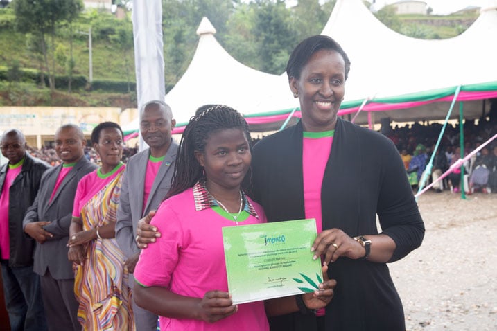 Madamu Jeannette Kagame ashyikiriza ibihembo umwe mu Nkubito z'Icyeza.