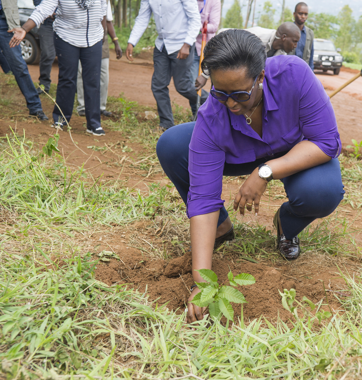 Madamu Jeannette Kagame atera igiti mu muganda rusange