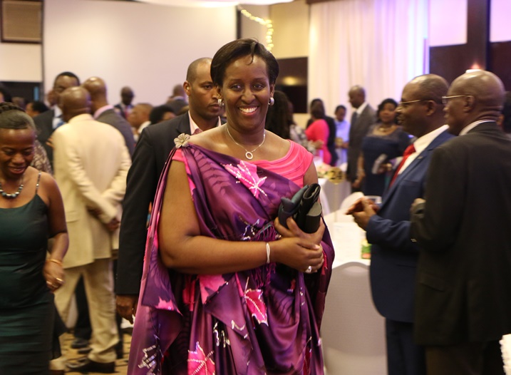 Madamu Jeannette Kagame yasabye abagore bamaze gutera intambwe gushyigikira abakiri hasi.