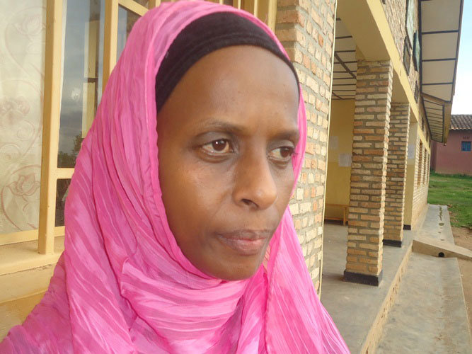 Madina Mutagoma umukozi wa RRP usaba imiryango kubana neza.