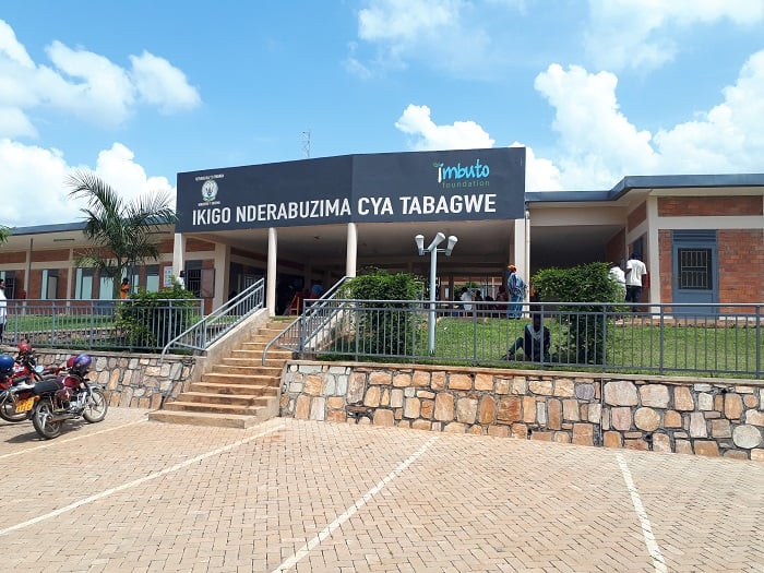 Abajyaga kwivuza magendu muri Uganda ngo ntibakijyayo kuko serivisi bazibonera hafi yabo