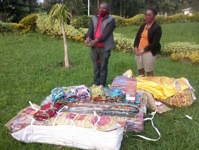 Ukwigize Daniel na Ndayiragije Milliam bafatanywe magendu bari bakuye mu gihugu cya Repubulika iharanira Demokarasi ya Congo (Ifoto: Polisi y