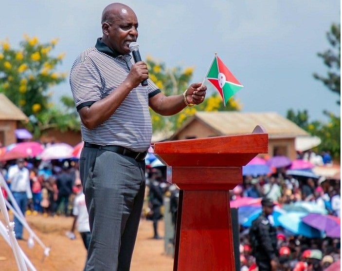 Lt Gen Ndayambaje yabwiye impunzi z'Abarundi ko zidakwiye kugira impungenge ku mutekano 