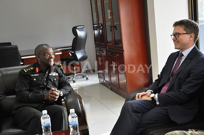 Maj. Gen. Mushyo Kamanzi aganira na Ambasaderi w'ubwongereza mu Rwanda.