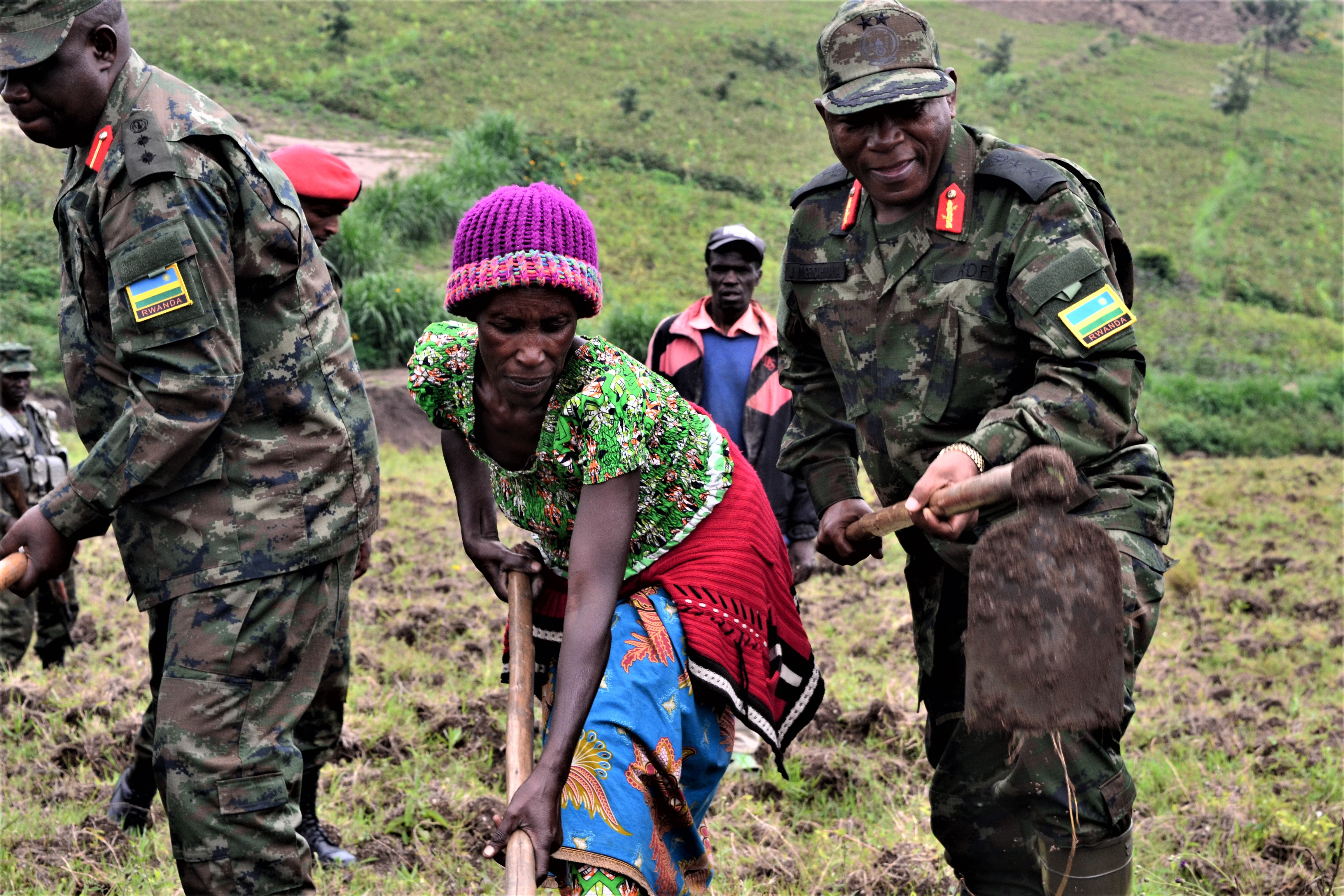 Maj. General Jerome Ngendahimana (iburyo) yari yaje kwifatanya n'abaturage mu bikorwa by'ingabo z'igihugumu iterambere ry'abaturage