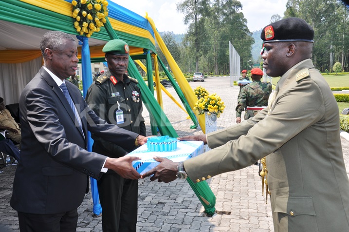 Maj. Peter Oyoo ashyikirizwa igihembo nk'umunyeshuri wahize abanyeshuri bose bava mu bindi bihugu.
