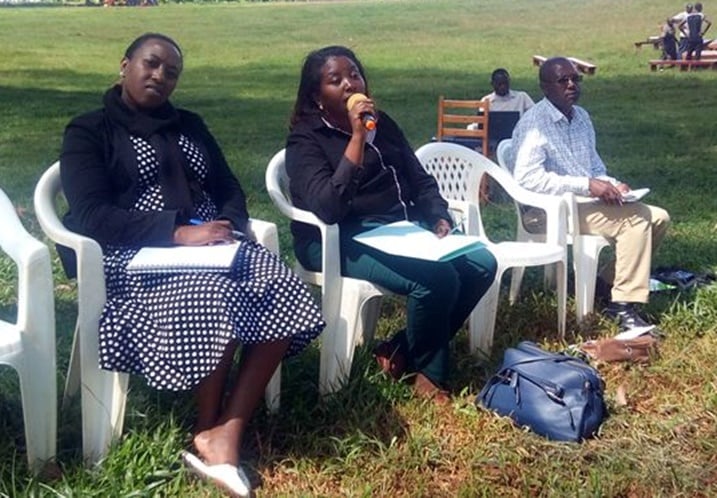 Umuhuzabikorwa wa MAJ asobanurira abaturage amategeko.