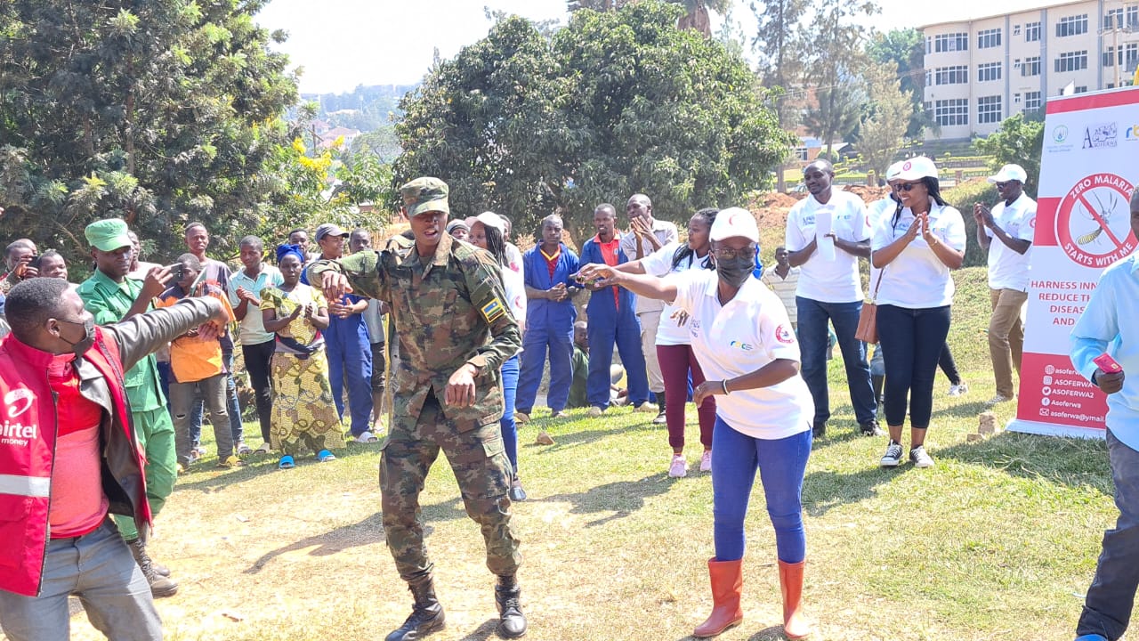 Nyuma y'umuganda bagiranye ibiganiro bacinya n'akadiho