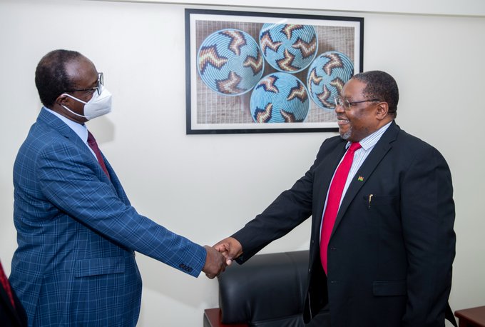 Prof Nshuti Manasseh (ibumoso) ubwo yakiraga Amb. Andrew Posyantos 