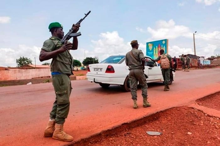 Abasirikare ni bo barimo gucunga umutekano mu mihanda yerekeza i Bamako