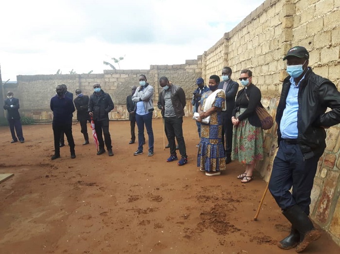 Abaturage bo mu Mudugudu wa Mukoni bashyiriye Mamashenge inka